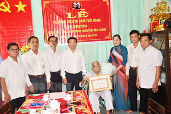 Phó bí thư Thường trực Tỉnh ủy Trần Thanh Lâm trao Huy hiệu Đảng tại huyện Mỏ Cày Bắc