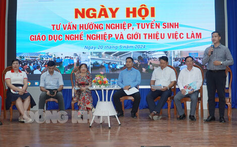 Hơn 300 học sinh huyện Mỏ Cày Nam tham gia Ngày hội tư vấn hướng nghiệp