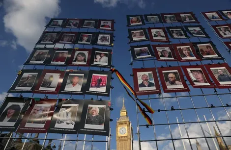 Hàng trăm nạn nhân vụ bê bối “máu bẩn” khởi kiện chính phủ Anh