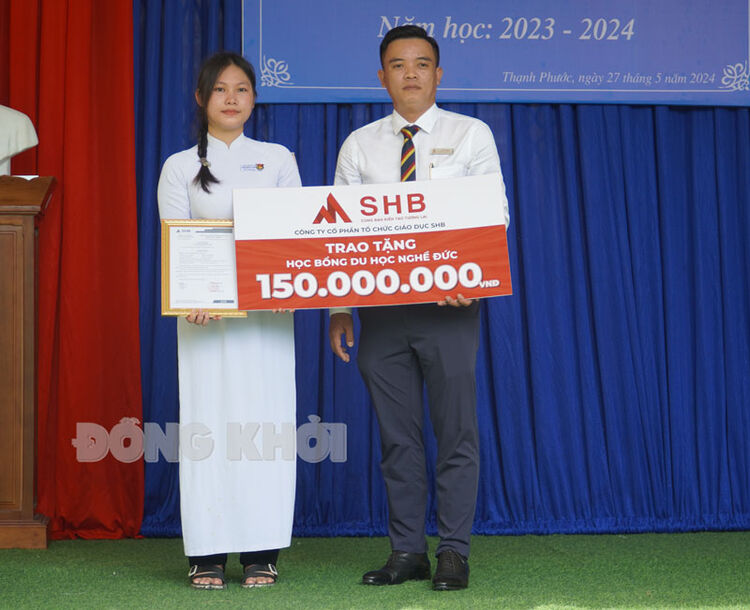 Học sinh Trường THPT Thạnh Phước nhận học bổng trị giá 150 triệu đồng