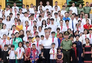 Chủ tịch nước gặp mặt học sinh tiêu biểu dự Chương trình 'Trại hè yêu thương'