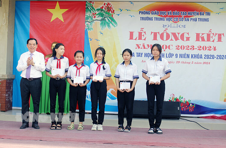 Chủ tịch UBND tỉnh Trần Ngọc Tam dự lễ tổng kết năm học tại Trường THCS An Phú Trung