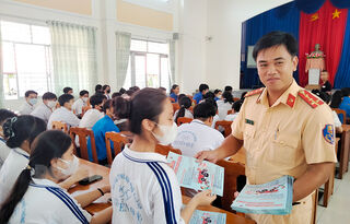 Tuyên truyền kiến thức về Luật Giao thông đường bộ cho học sinh Trường THPT Nguyễn Huệ