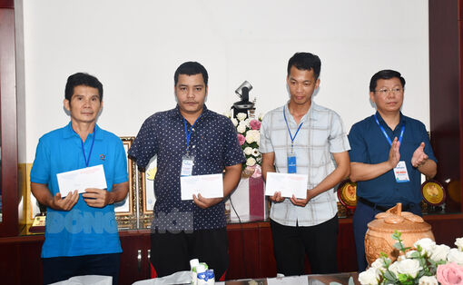 Thăm, tặng quà doanh nghiệp và trao trợ cấp cho đoàn viên, công nhân lao động bị tai nạn lao động