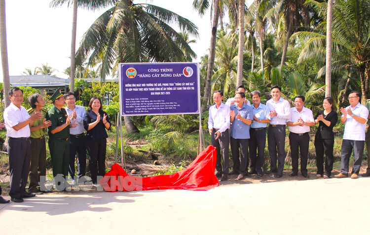 Thực hiện công trình 'Hàng cây nông dân' tại xã Ngãi Đăng, huyện Mỏ Cày Nam