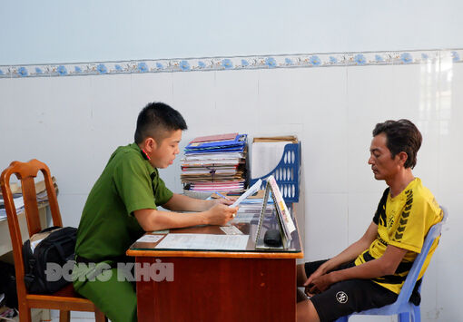 Công an thị trấn Bình Đại bắt đối tượng truy nã Công an thị trấn Bình Đại bắt đối tượng truy nã