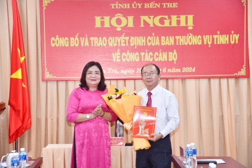 Hội nghị công bố và trao quyết định về công tác cán bộ