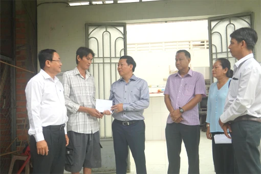 Phó bí thư Thường trực Tỉnh ủy Trần Thanh Lâm thăm hỏi các hộ dân bị giông lốc