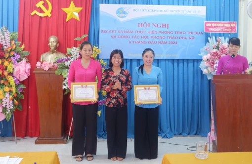 Hội Liên hiệp Phụ nữ huyện Thạnh Phú sơ kết 3 năm thực hiện phong trào thi đua