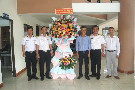 Bộ Tư lệnh Vùng 2 Hải quân thăm và chúc mừng Ngày Báo chí Cách mạng Việt Nam cơ quan Báo Đồng Khởi
