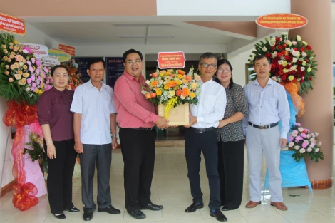 Ủy ban Mặt trận Tổ quốc Việt Nam tỉnh, Bệnh viện đa khoa Nguyễn Đình Chiểu chúc mừng Báo Đồng Khởi