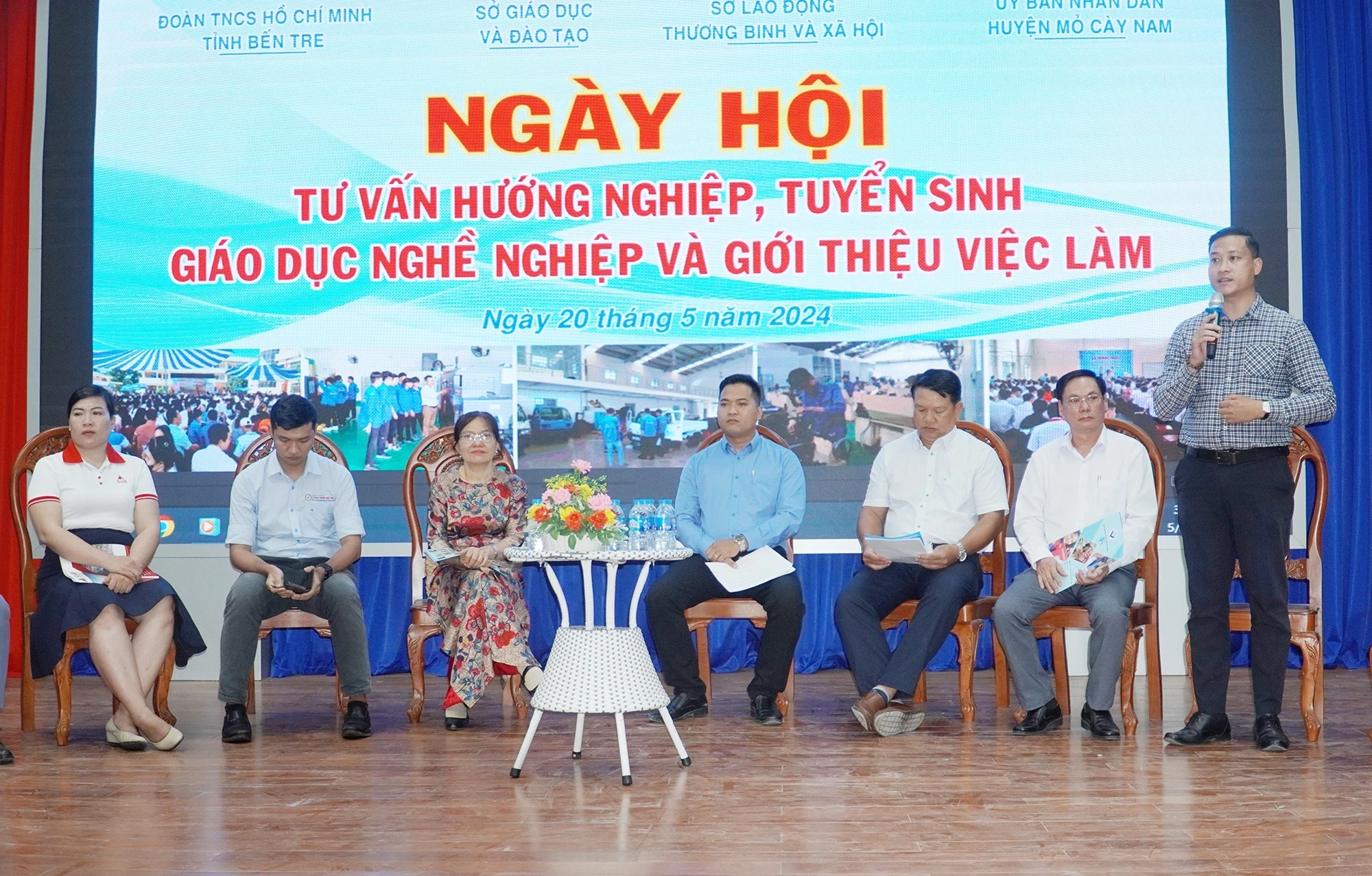 Đại diện các cơ sở giáo dục nghề nghiệp, các trường đại học, cao đẳng trong ngoài tỉnh tham gia tư vấn, tuyển sinh.