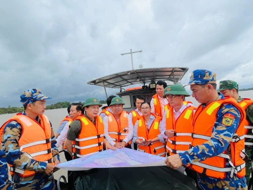 Phó thủ tướng Chính phủ Trần Hồng Hà khảo sát mỏ cát xã Quới Sơn, huyện Châu Thành, tỉnh Bến Tre
