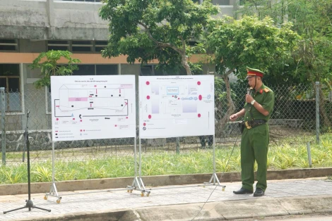 Trao quà động viên lực lượng tham gia diễn tập Khu vực phòng thủ huyện Giồng Trôm