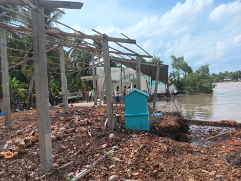 Sạt lở bờ sông gây thiệt hại nhà dân tại ấp Tân Phước, thị trấn Mỏ Cày