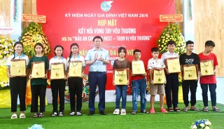 Họp mặt 'Kết nối vòng tay yêu thương' cho trẻ em mồ côi, trẻ em có hoàn cảnh khó khăn nhân kỷ niệm Ngày Gia đình Việt Nam 28-6