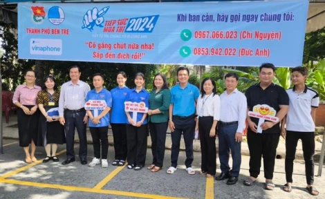 Quyền Bí thư Tỉnh ủy - Chủ tịch HĐND tỉnh Hồ Thị Hoàng Yến động viên tình nguyện viên Tiếp sức mùa thi