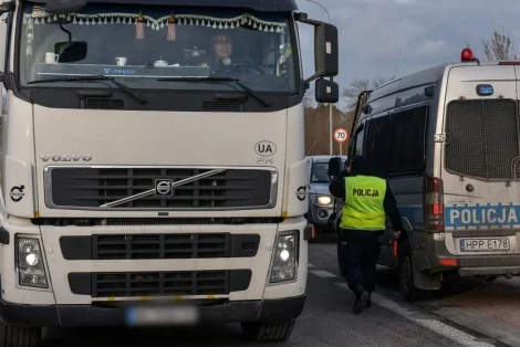 Ba Lan mở lại cửa khẩu biên giới cho xe tải Ukraine lưu thông