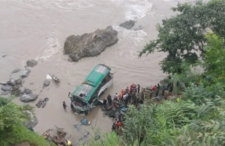 Tìm thấy thi thể đầu tiên trong vụ lở đất nghiêm trọng tại Nepal