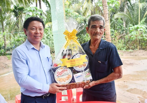 Phó bí thư Thường trực Tỉnh ủy Trần Thanh Lâm thăm, tặng quà gia đình chính sách ở Mỏ Cày Nam