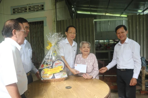 Phó chủ tịch Thường trực UBND tỉnh Nguyễn Trúc Sơn thăm 10 hộ gia đình chính sách tiêu biểu, khó khăn tại huyện Mỏ Cày Bắc