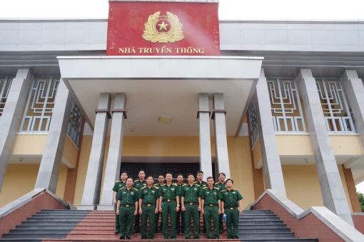 Cán bộ, học viên Trường Đại học Nguyễn Huệ tham quan thực tế tại Bến Tre