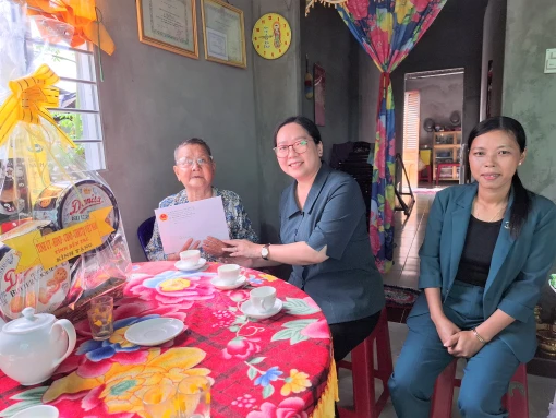 Thăm và tặng quà cho gia đình chính sách tiêu biểu, khó khăn ở Thạnh Phú