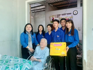 Thăm, tặng quà mẹ Việt Nam anh hùng tại huyện Mỏ Cày Nam