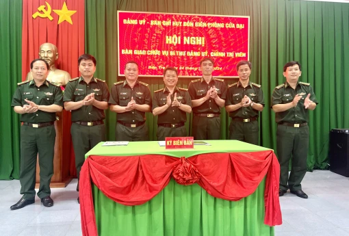 Bàn giao chức vụ Bí thư Đảng ủy, Chính trị viên Đồn Biên phòng Cửa Đại