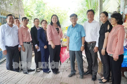 Phó chủ tịch UBND tỉnh thăm, tặng quà gia đình chính sách tại huyện Châu Thành