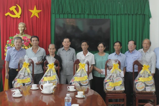 Chủ tịch UBND tỉnh Trần Ngọc Tam thăm 10 gia đình chính sách tại huyện Ba Tri