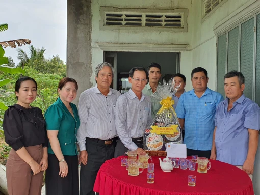 Phó chủ tịch UBND tỉnh Nguyễn Minh Cảnh thăm gia đình chính sách tại huyện Chợ Lách