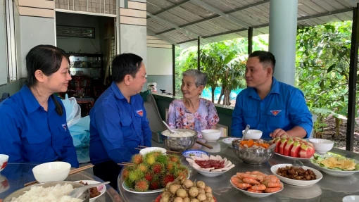 Tuổi trẻ TP. Bến Tre thực hiện “Hoa và bữa cơm tri ân”