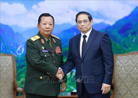 Thủ tướng Phạm Minh Chính tiếp Phó Thủ tướng, Bộ trưởng Bộ Quốc phòng Lào