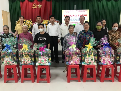 Tặng quà cho người dân có hoàn cảnh khó khăn sống lân cận bãi rác An Hiệp