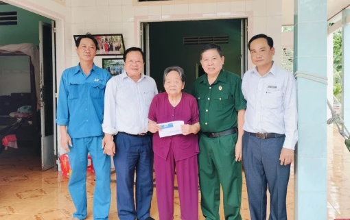 VNPT Bến Tre thăm và tặng quà cho các gia đình chính sách