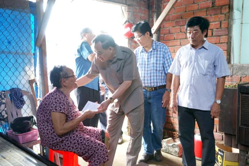 Chủ tịch UBND tỉnh Trần Ngọc Tam thăm hỏi người dân bị thiệt hại do giông lốc ở Chợ Lách