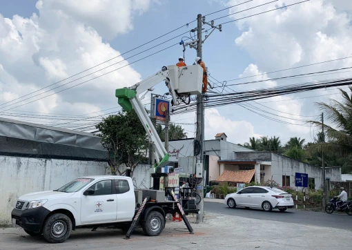 Điện lực Mỏ Cày Bắc đảm bảo cấp điện an toàn, liên tục trong mùa mưa bão