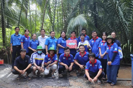 Phó chủ tịch UBND tỉnh Nguyễn Thị Bé Mười thăm hỏi, động viên chiến sĩ tình nguyện “Mùa hè xanh”