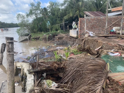 Thêm 1 vụ sạt lở gây thiệt hại nhà dân tại ấp Tân Phước, thị trấn Mỏ Cày