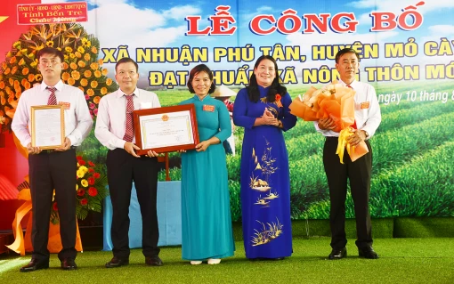 Công bố xã Nhuận Phú Tân đạt chuẩn nông thôn mới Công bố xã Nhuận Phú Tân đạt chuẩn nông thôn mới