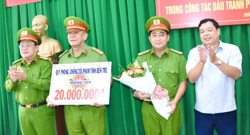 Thưởng nóng cho Ban Chuyên án điều tra, làm rõ vụ án giết người tại xã Hữu Định