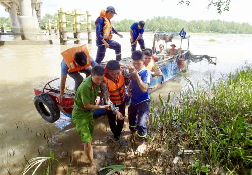 Kịp thời cứu sống nam thanh niên nhảy cầu Mỹ Hóa