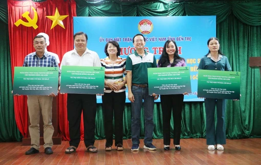 Tiếp nhận kinh phí tặng quà cho các em học sinh có hoàn cảnh khó khăn