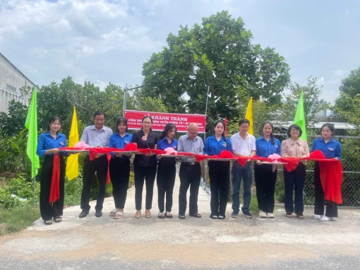 Đoàn đại biểu Quốc hội tỉnh bàn giao nhà tình thương và khánh thành tuyến đường nông thôn