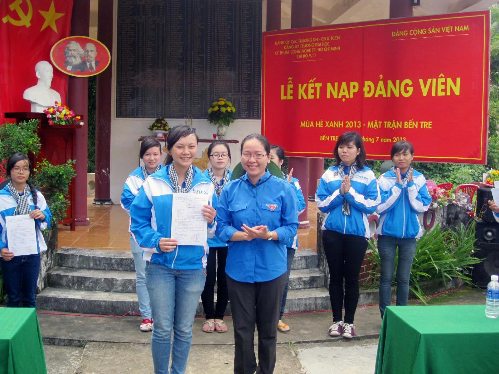 Kết nạp đảng viên cho chiến sĩ Mùa hè xanh năm 2013.