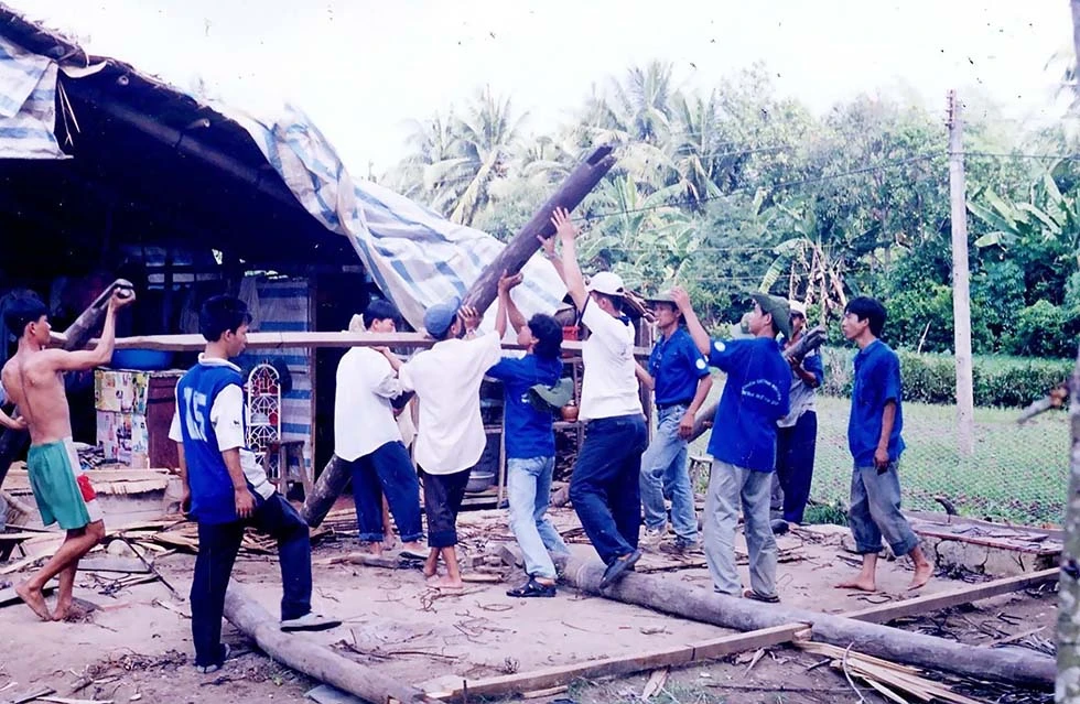 Sinh viên tình nguyện giúp người dân sửa lại nhà.