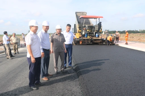 Kiểm tra tiến độ thực hiện Dự án Khu công nghiệp Phú Thuận và hồ chứa nước ngọt Lạc Địa