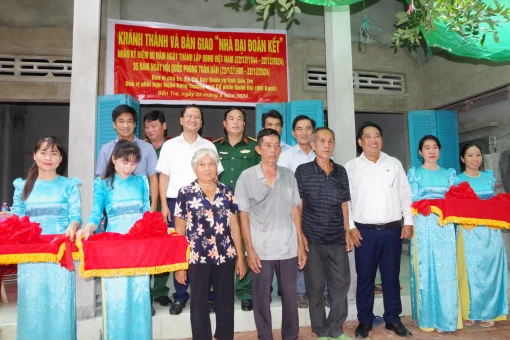 Trao 5 nhà Đại đoàn kết cho các hộ dân trên địa bàn huyện Ba Tri