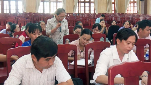 Lãnh đạo huyện Bình Đại đối thoại với cán bộ, hội viên phụ nữ